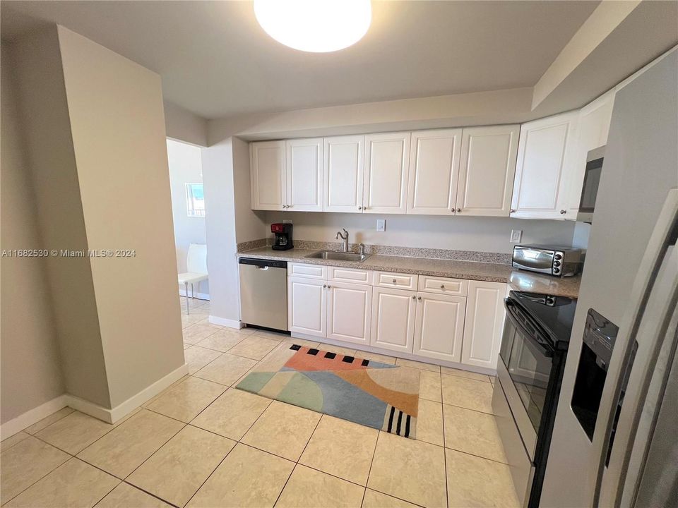 For Sale: $395,000 (1 beds, 1 baths, 912 Square Feet)