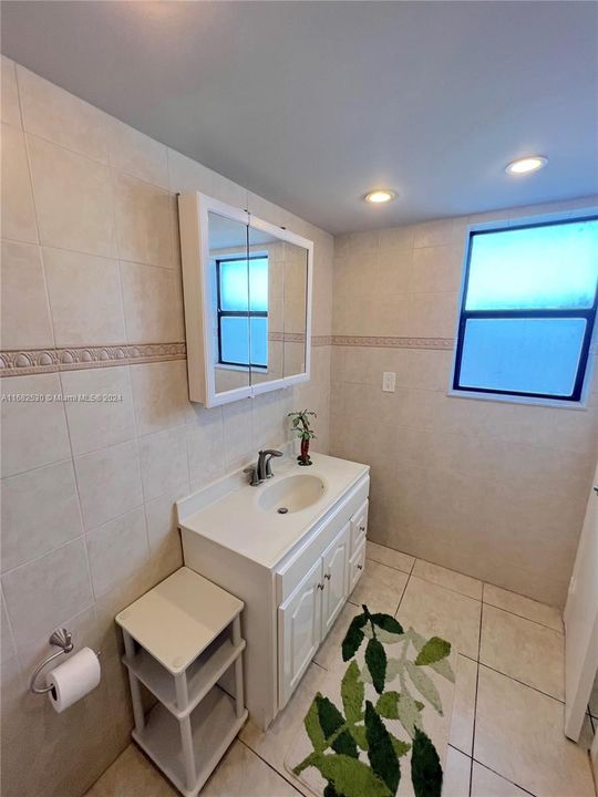 For Sale: $395,000 (1 beds, 1 baths, 912 Square Feet)