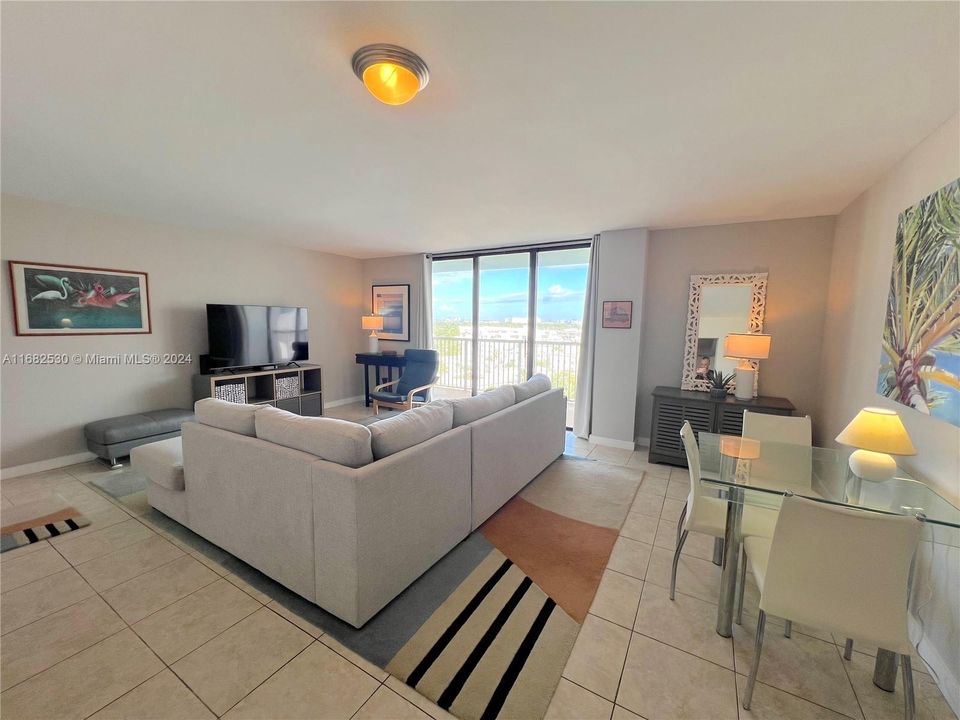 For Sale: $395,000 (1 beds, 1 baths, 912 Square Feet)