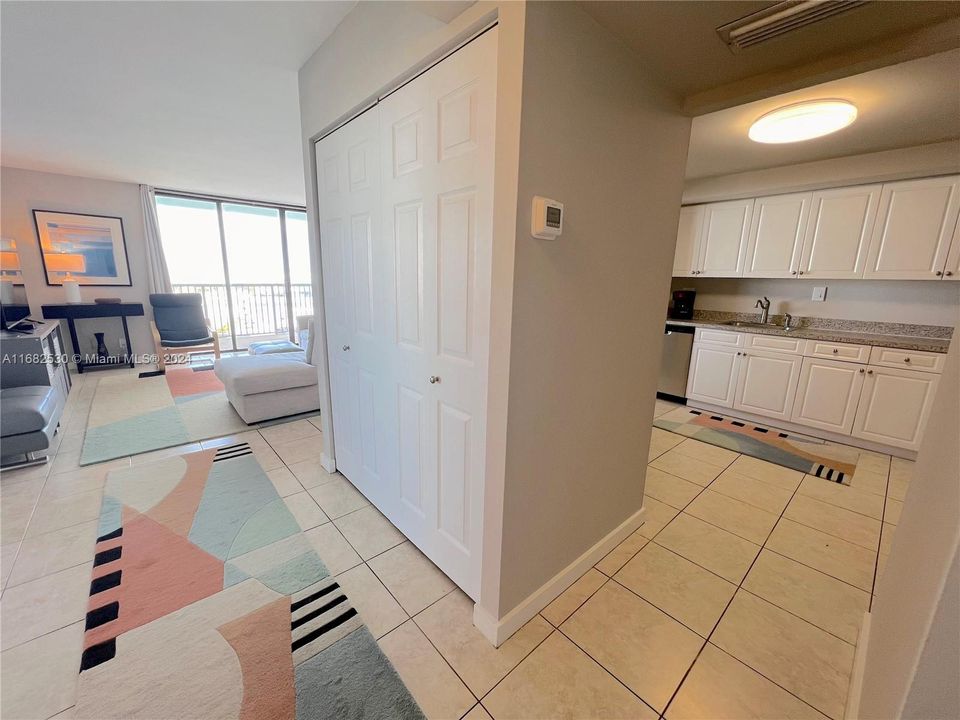 For Sale: $395,000 (1 beds, 1 baths, 912 Square Feet)