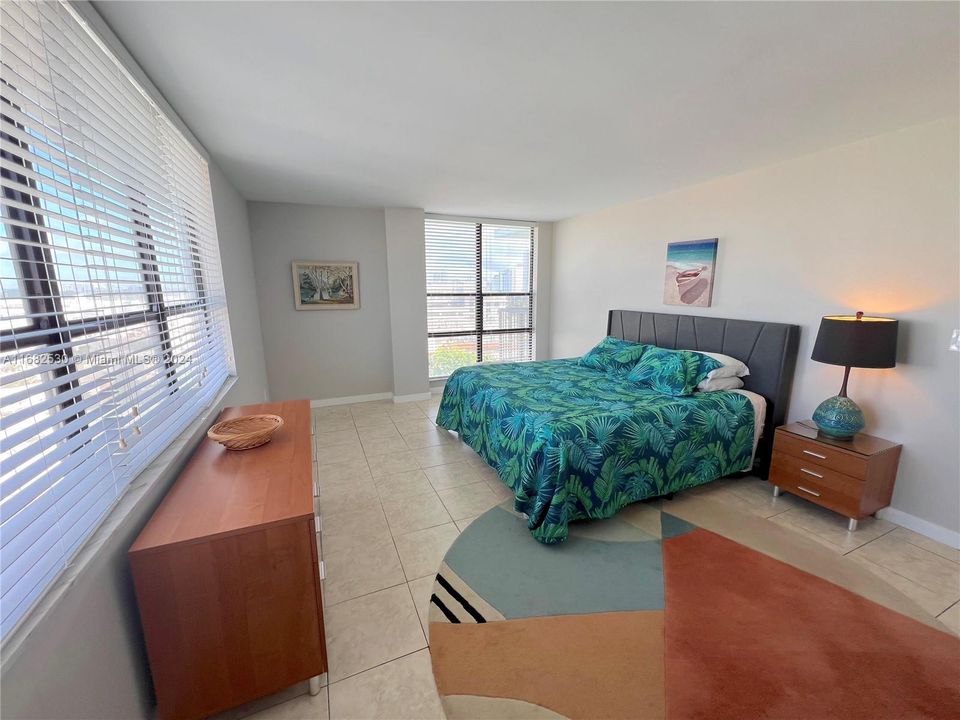 For Sale: $395,000 (1 beds, 1 baths, 912 Square Feet)