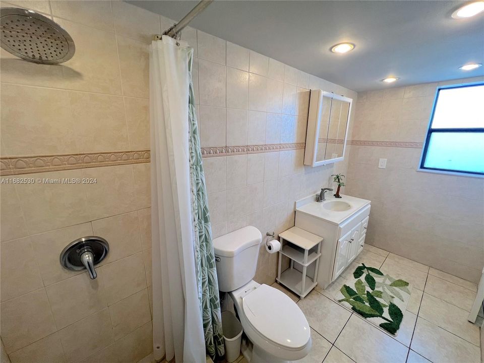 For Sale: $395,000 (1 beds, 1 baths, 912 Square Feet)