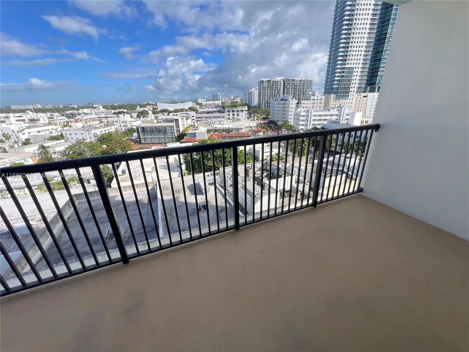 For Sale: $395,000 (1 beds, 1 baths, 912 Square Feet)