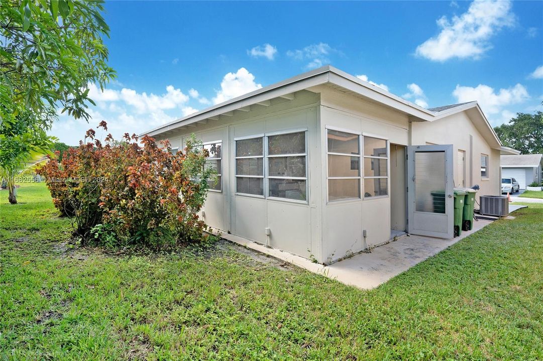 For Sale: $379,000 (2 beds, 2 baths, 1287 Square Feet)