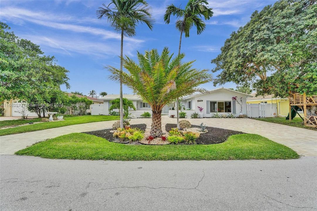 For Sale: $1,275,000 (3 beds, 2 baths, 2282 Square Feet)