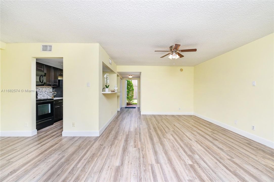 For Sale: $259,900 (2 beds, 2 baths, 1099 Square Feet)