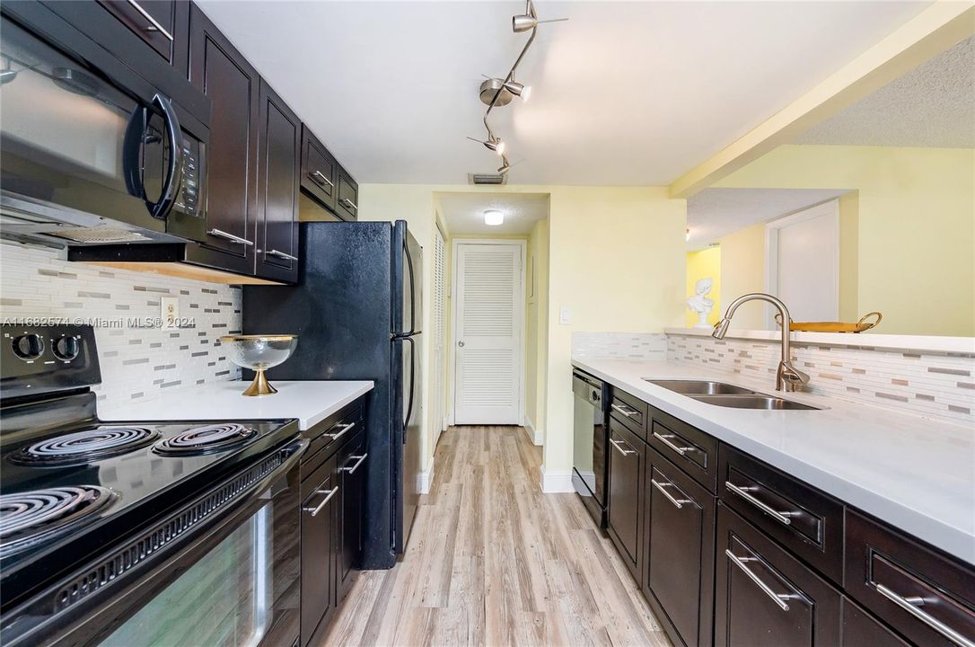 For Sale: $259,900 (2 beds, 2 baths, 1099 Square Feet)