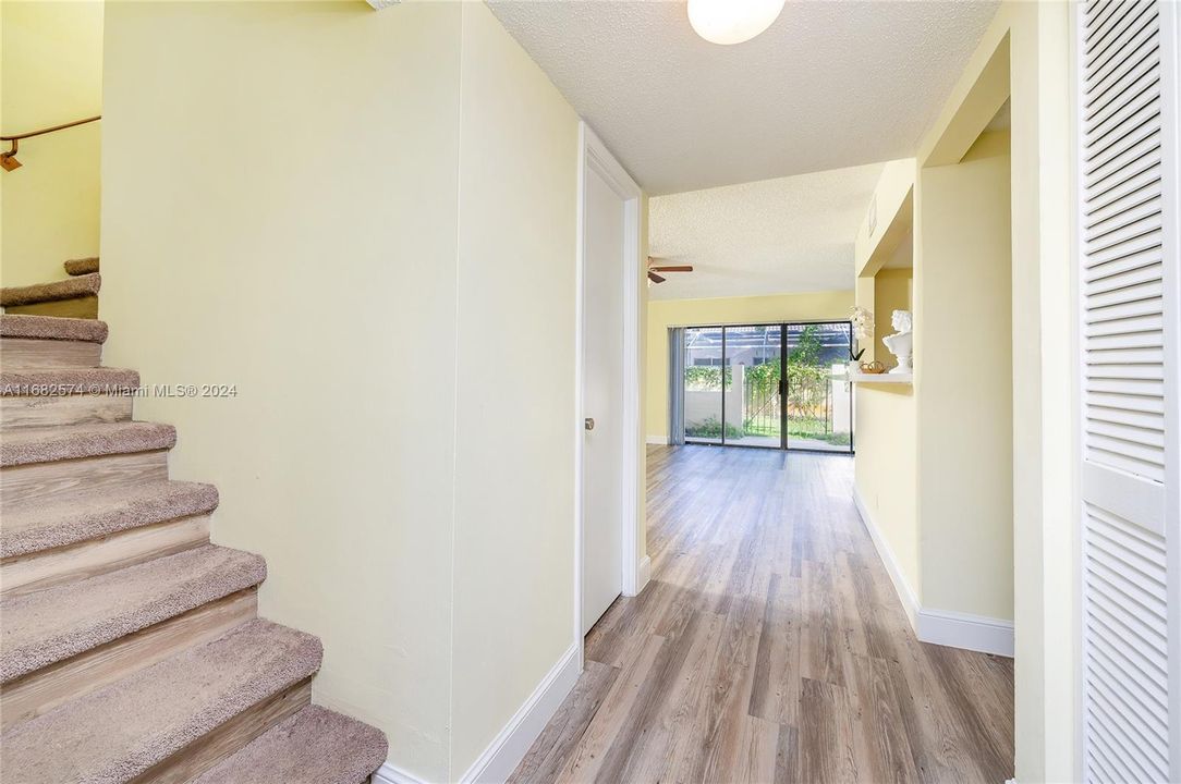 For Sale: $259,900 (2 beds, 2 baths, 1099 Square Feet)