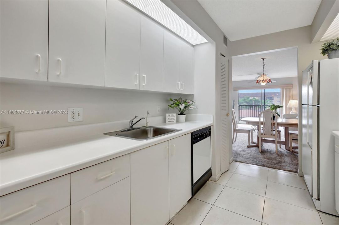 Active With Contract: $179,900 (2 beds, 2 baths, 1000 Square Feet)