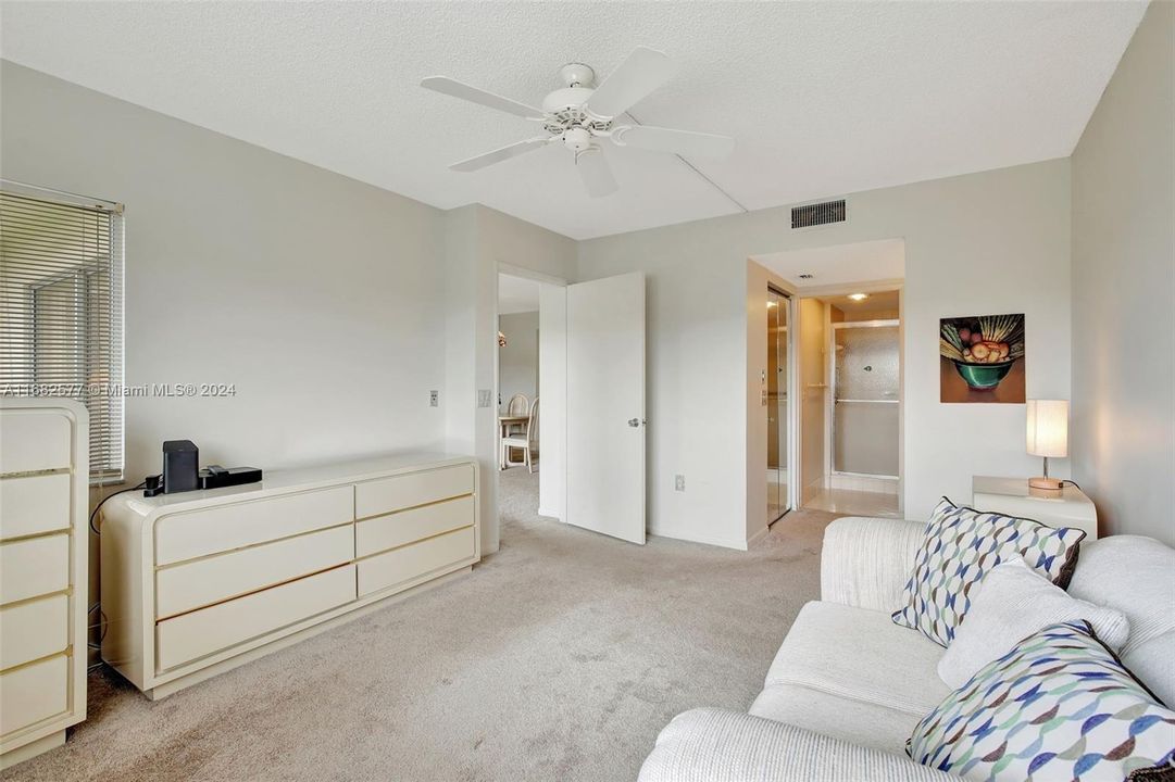 Active With Contract: $179,900 (2 beds, 2 baths, 1000 Square Feet)