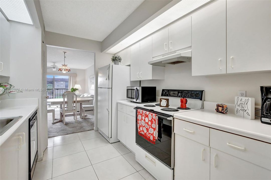 Active With Contract: $179,900 (2 beds, 2 baths, 1000 Square Feet)