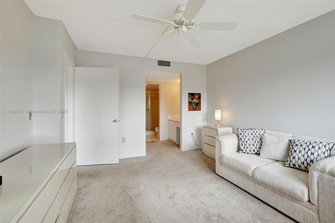 Active With Contract: $179,900 (2 beds, 2 baths, 1000 Square Feet)