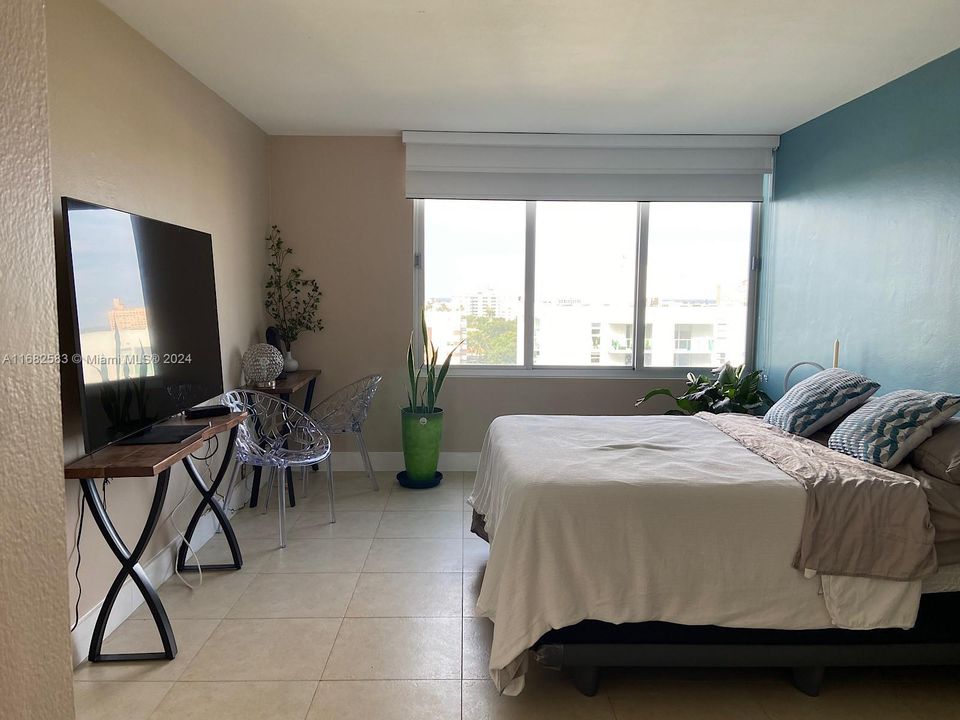 For Sale: $550,000 (1 beds, 1 baths, 962 Square Feet)