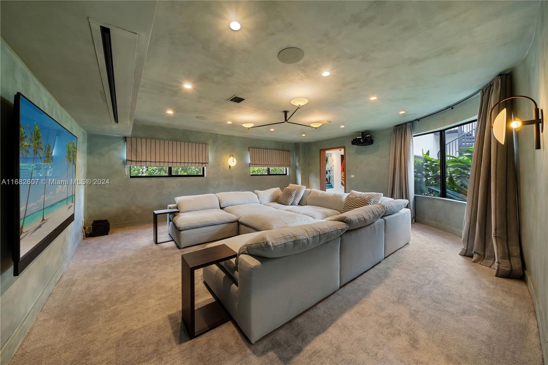 For Sale: $9,900,000 (5 beds, 4 baths, 6188 Square Feet)