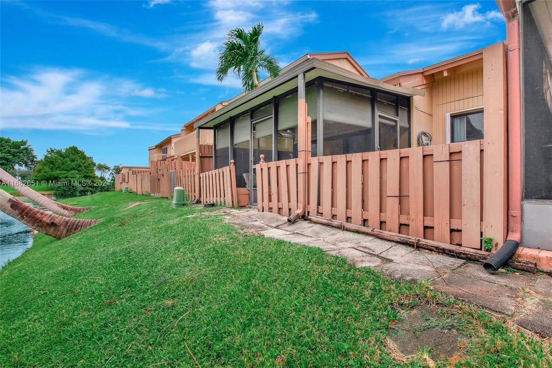 For Sale: $399,900 (2 beds, 2 baths, 1276 Square Feet)