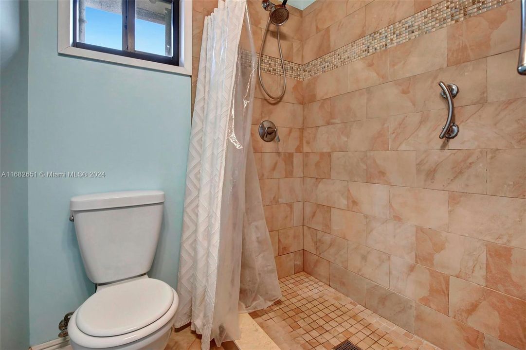 For Sale: $399,900 (2 beds, 2 baths, 1276 Square Feet)