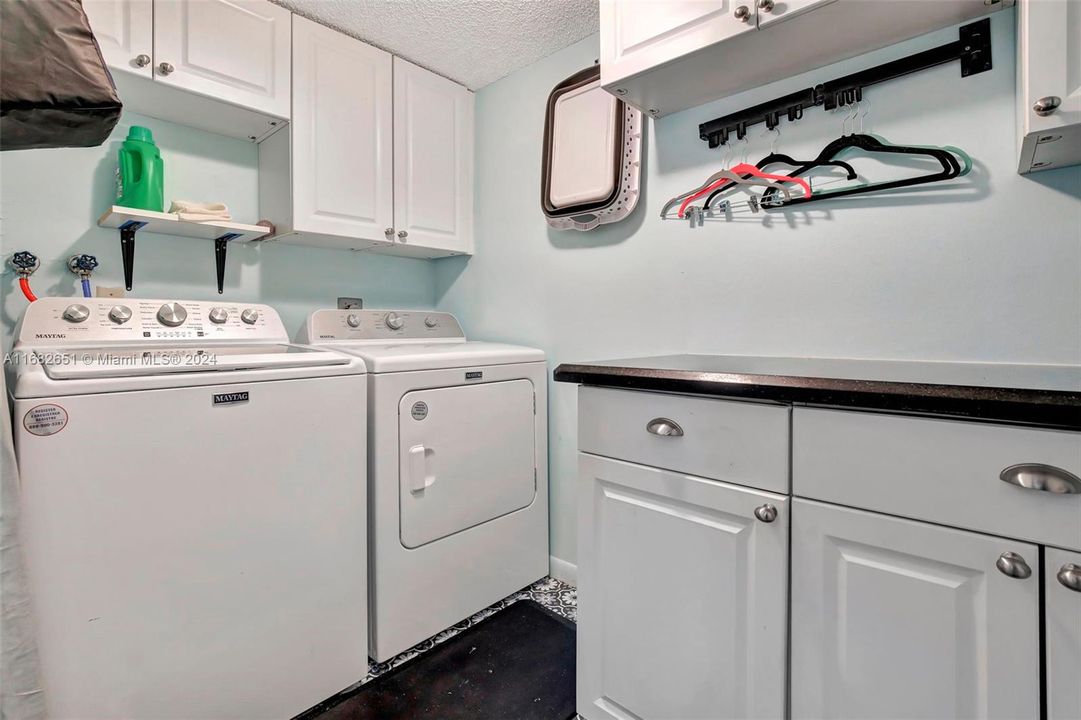 For Sale: $399,900 (2 beds, 2 baths, 1276 Square Feet)