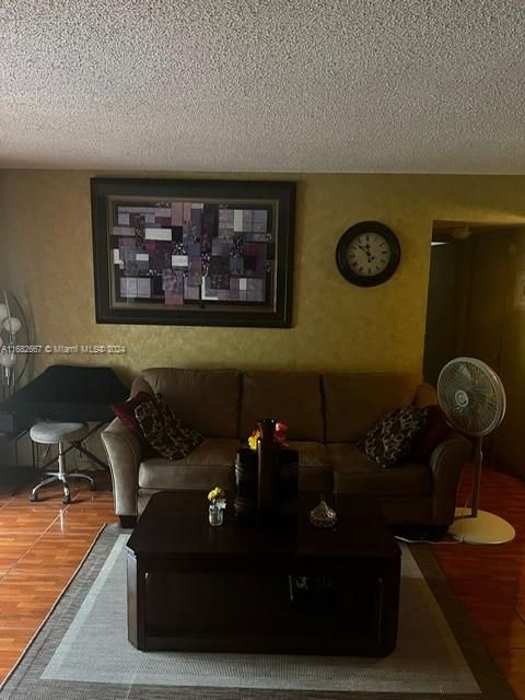 For Sale: $170,000 (2 beds, 2 baths, 940 Square Feet)