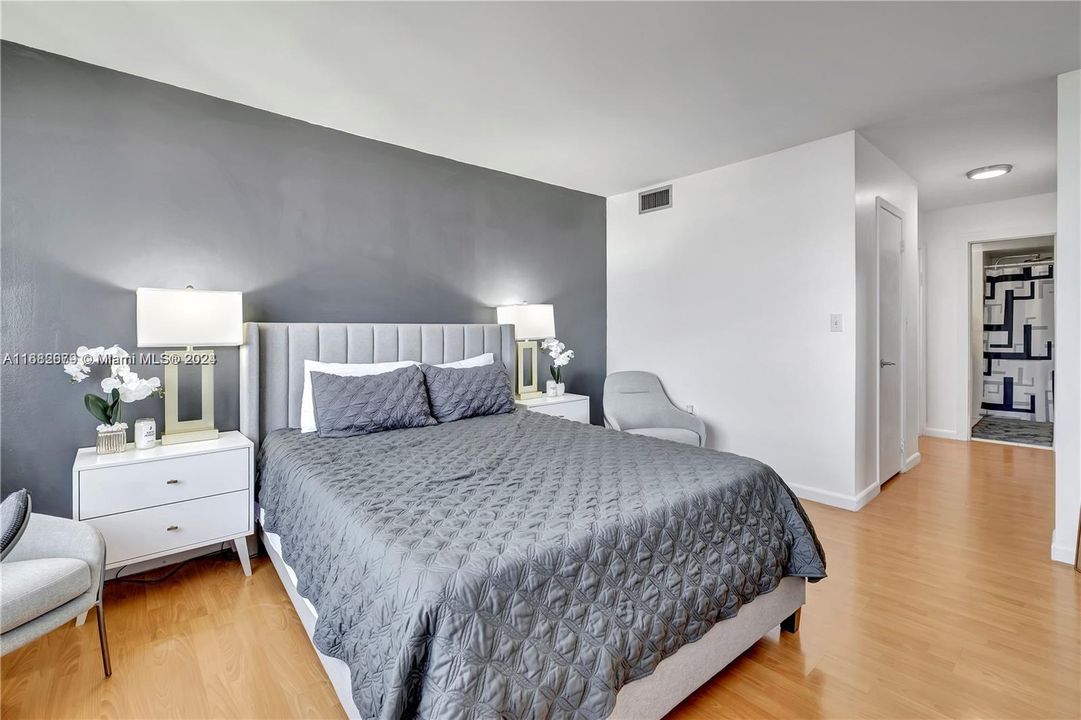 For Sale: $250,000 (1 beds, 1 baths, 887 Square Feet)