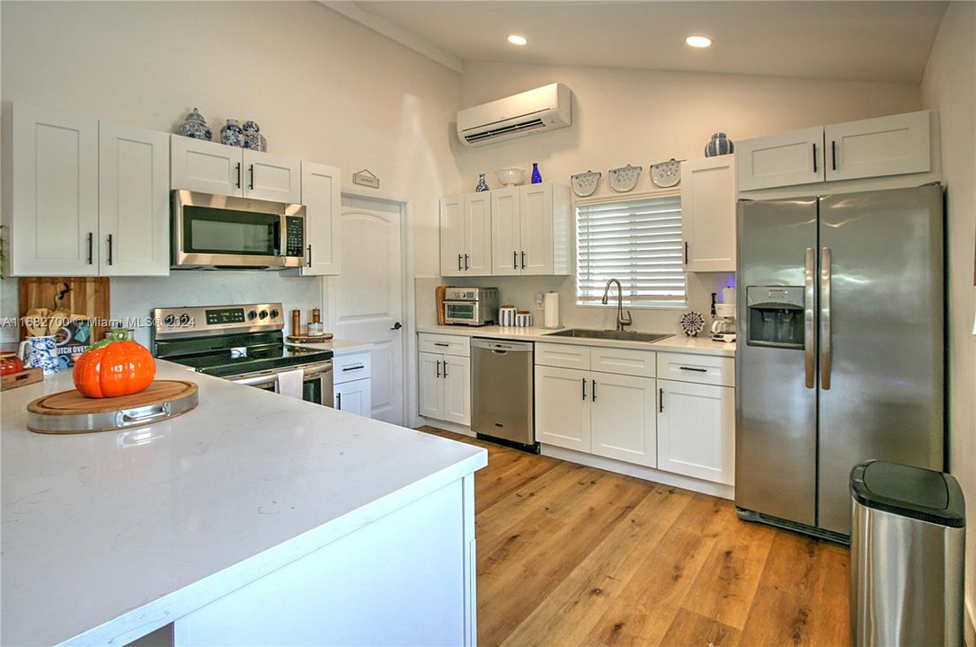 For Sale: $579,000 (2 beds, 1 baths, 963 Square Feet)