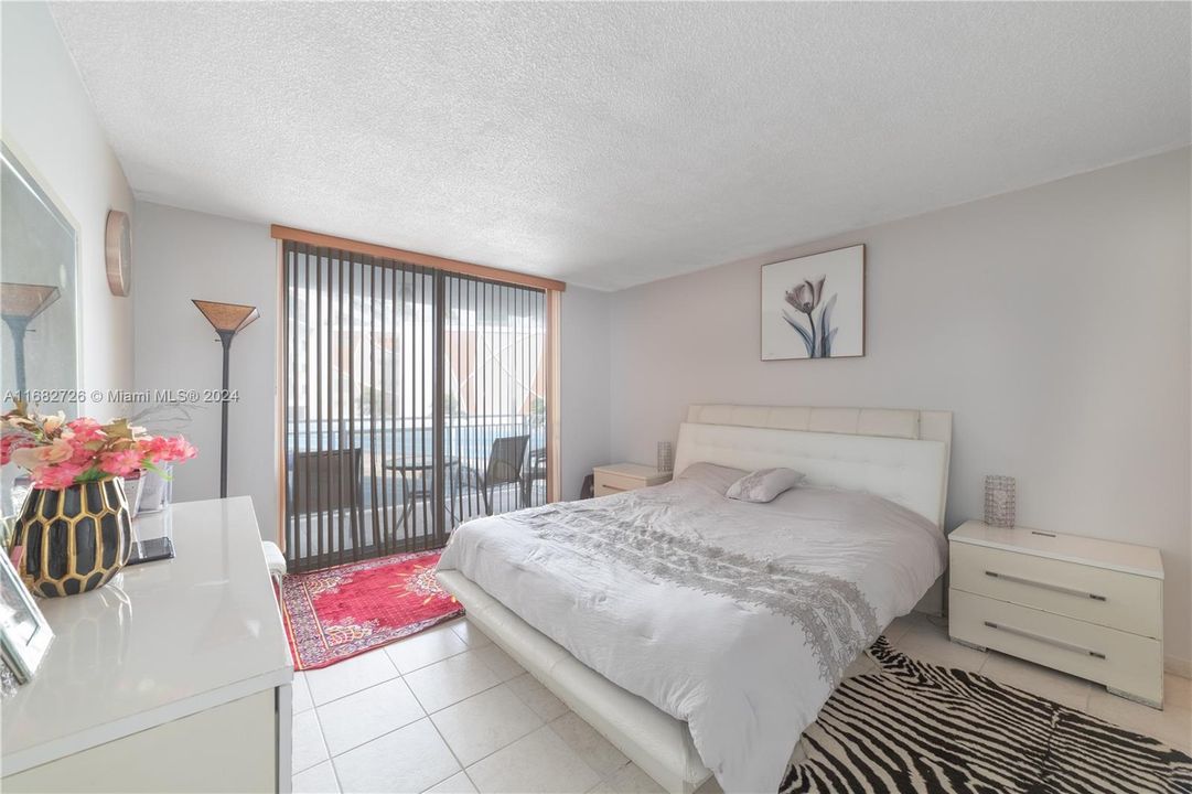 For Sale: $220,000 (1 beds, 1 baths, 646 Square Feet)