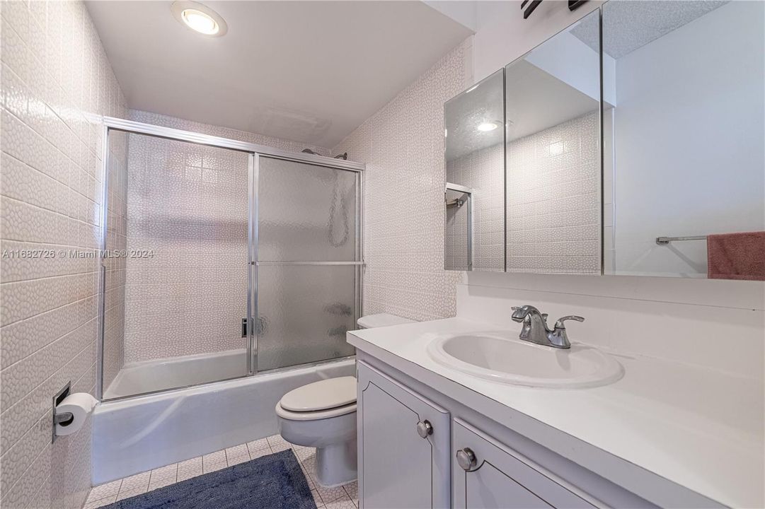 For Sale: $220,000 (1 beds, 1 baths, 646 Square Feet)