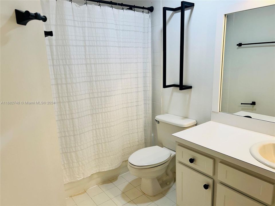 For Rent: $2,200 (2 beds, 1 baths, 1068 Square Feet)