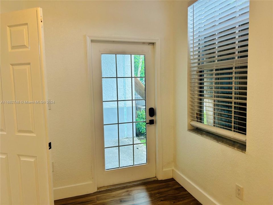 For Rent: $2,200 (2 beds, 1 baths, 1068 Square Feet)