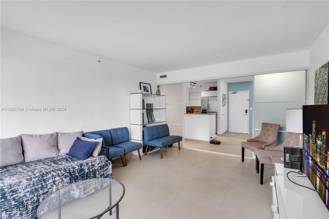 For Sale: $550,000 (1 beds, 1 baths, 728 Square Feet)