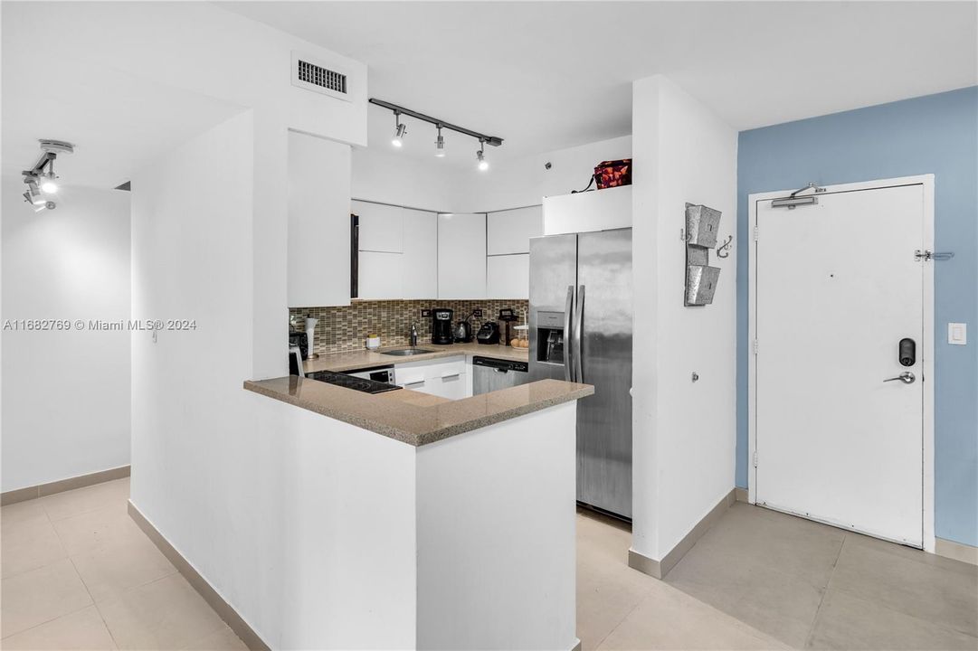 For Sale: $550,000 (1 beds, 1 baths, 728 Square Feet)