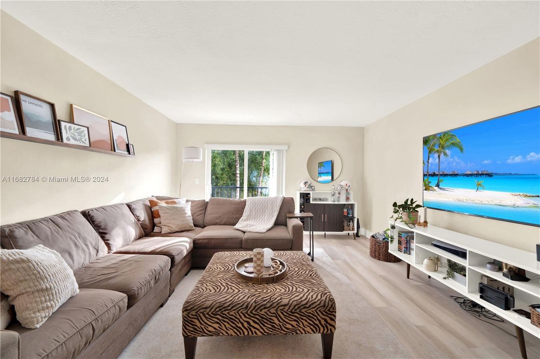 For Sale: $685,000 (2 beds, 2 baths, 1218 Square Feet)