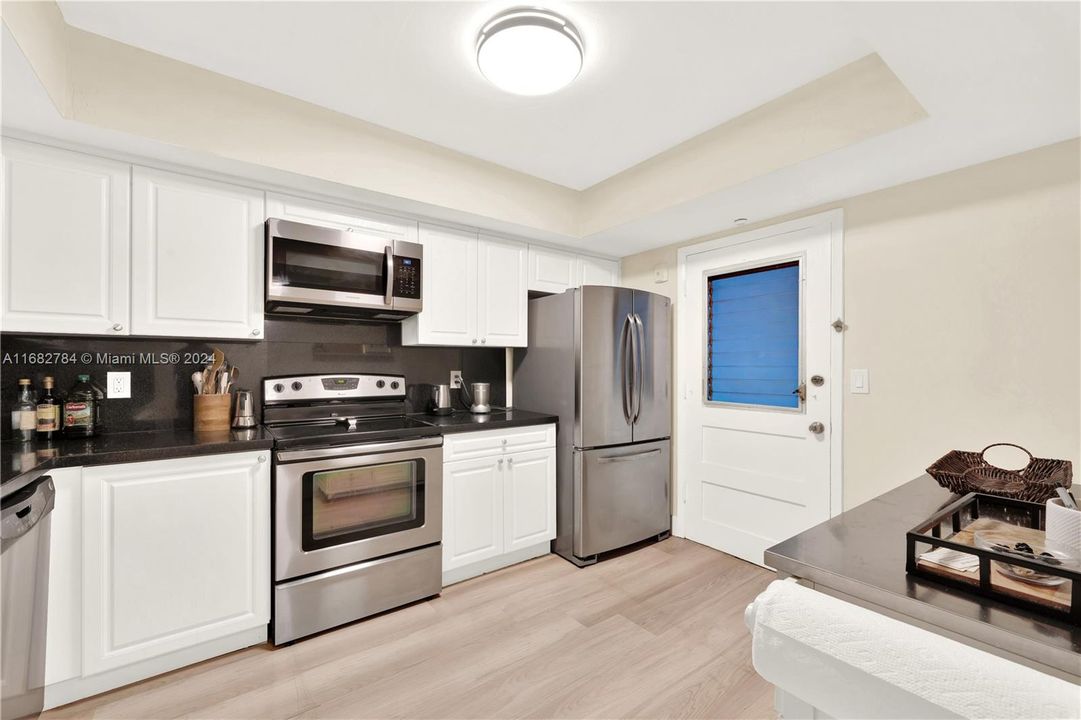 For Sale: $685,000 (2 beds, 2 baths, 1218 Square Feet)