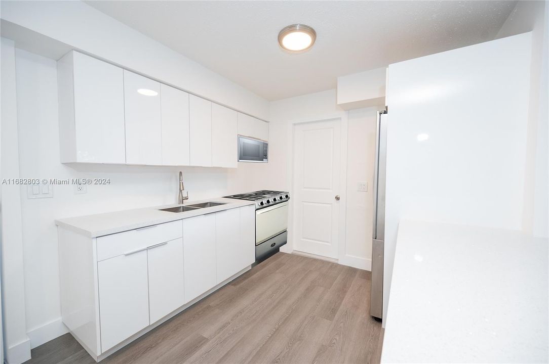 For Rent: $3,100 (3 beds, 2 baths, 1096 Square Feet)