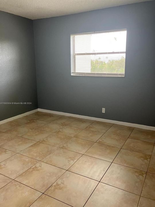 For Sale: $249,000 (2 beds, 2 baths, 933 Square Feet)