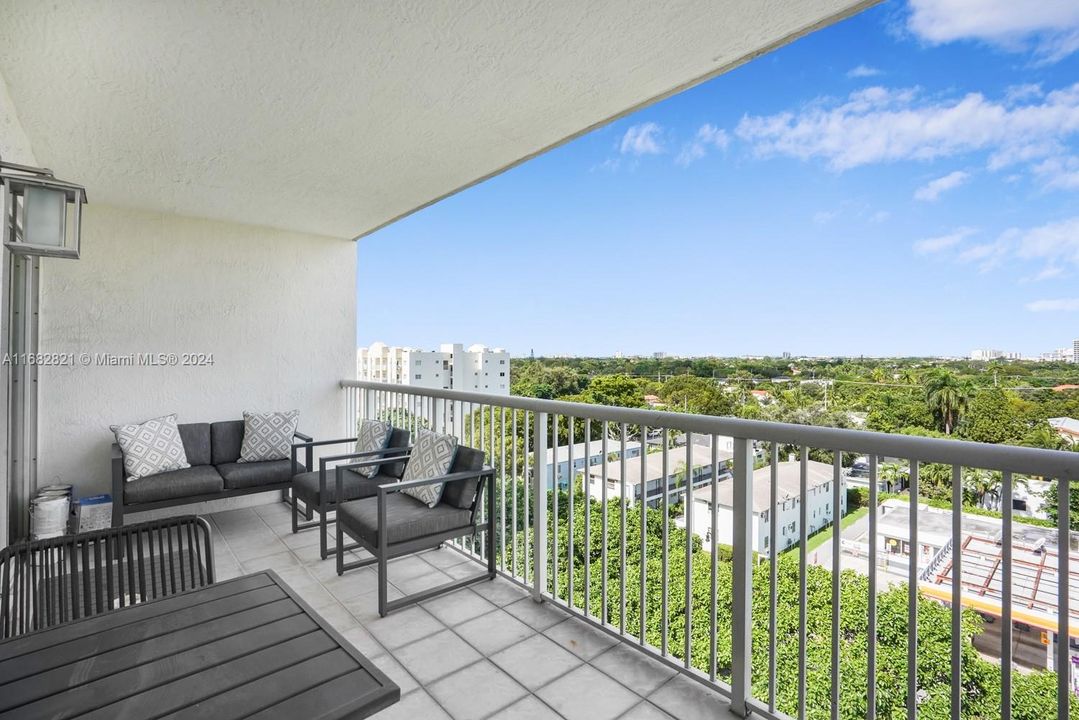 Active With Contract: $3,000 (2 beds, 2 baths, 1047 Square Feet)