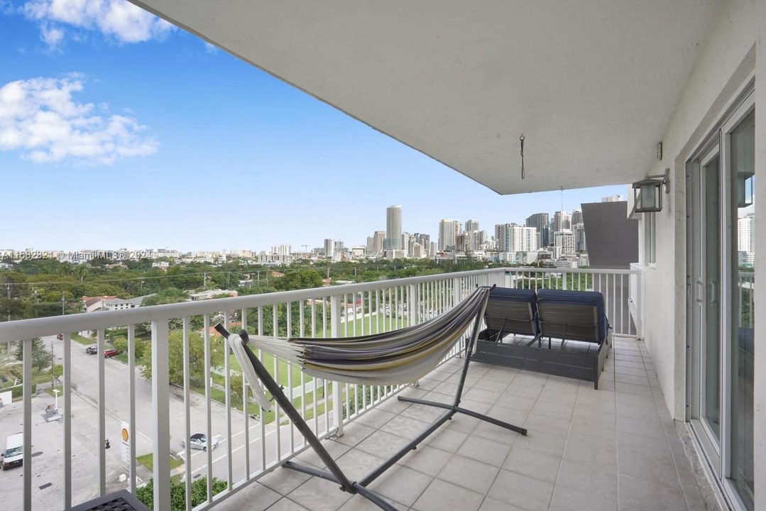 Active With Contract: $3,000 (2 beds, 2 baths, 1047 Square Feet)