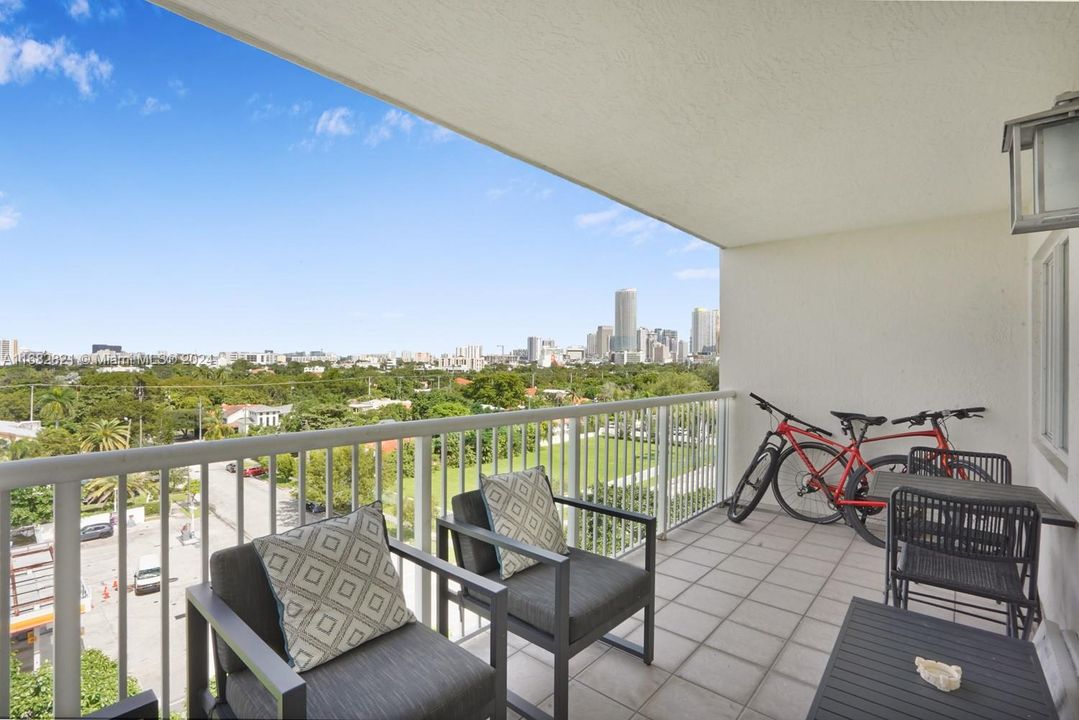 Active With Contract: $3,000 (2 beds, 2 baths, 1047 Square Feet)