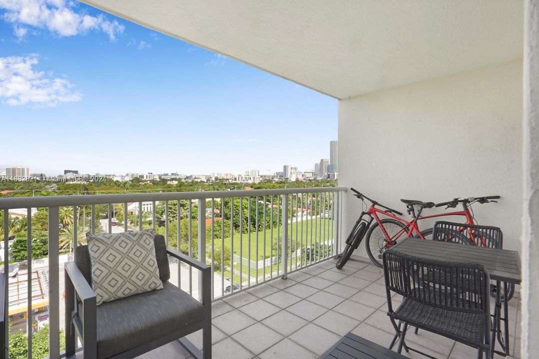 Active With Contract: $3,000 (2 beds, 2 baths, 1047 Square Feet)