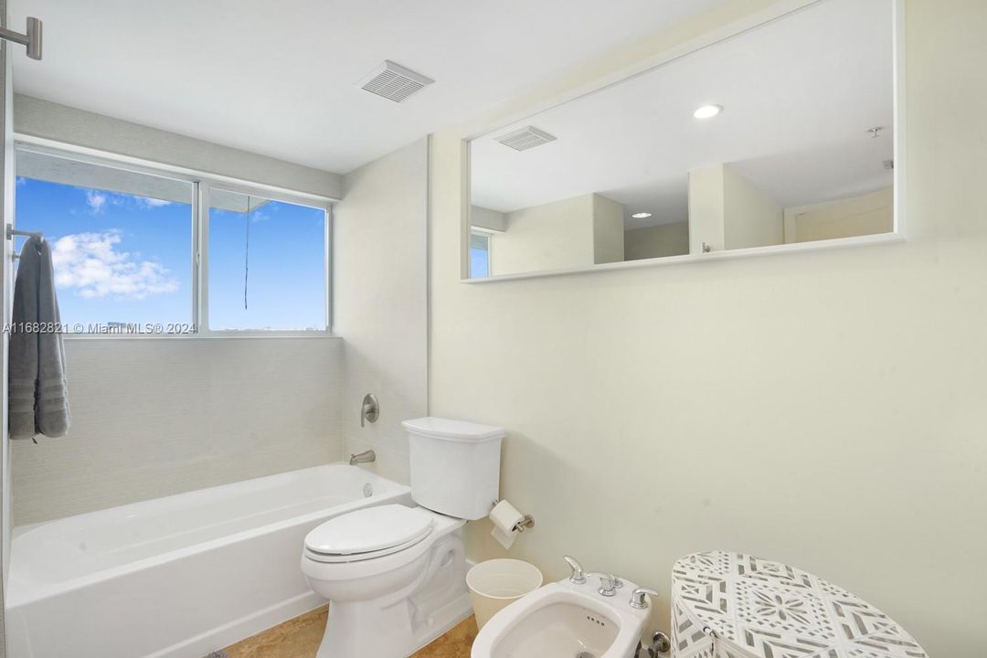 Active With Contract: $3,000 (2 beds, 2 baths, 1047 Square Feet)