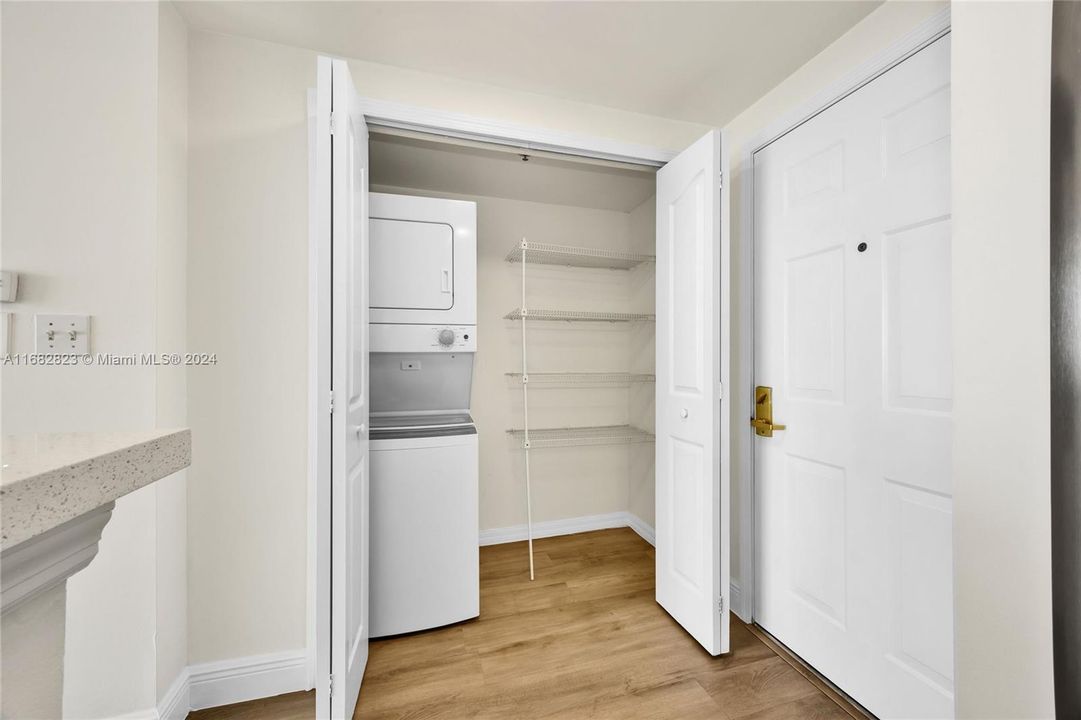 For Sale: $400,000 (1 beds, 1 baths, 711 Square Feet)