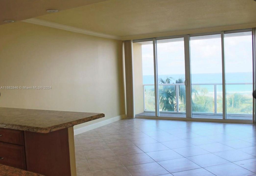 For Sale: $650,000 (1 beds, 1 baths, 690 Square Feet)