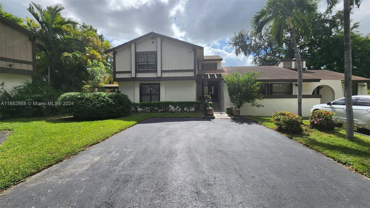 For Sale: $575,000 (3 beds, 3 baths, 1914 Square Feet)