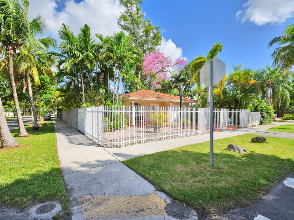 For Sale: $925,000 (3 beds, 2 baths, 1763 Square Feet)