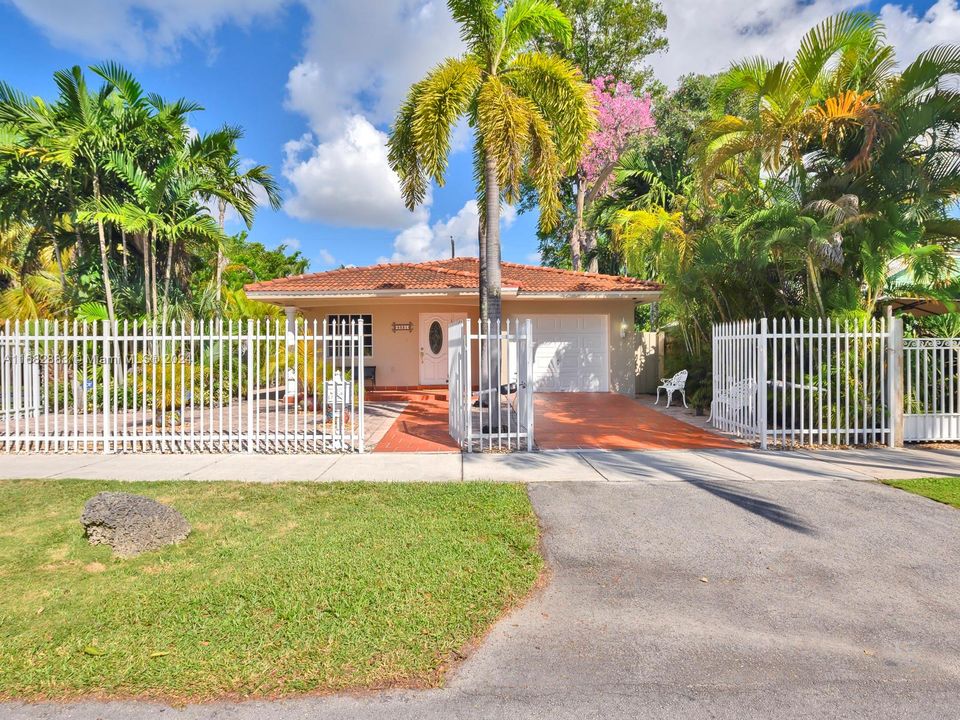 For Sale: $925,000 (3 beds, 2 baths, 1763 Square Feet)