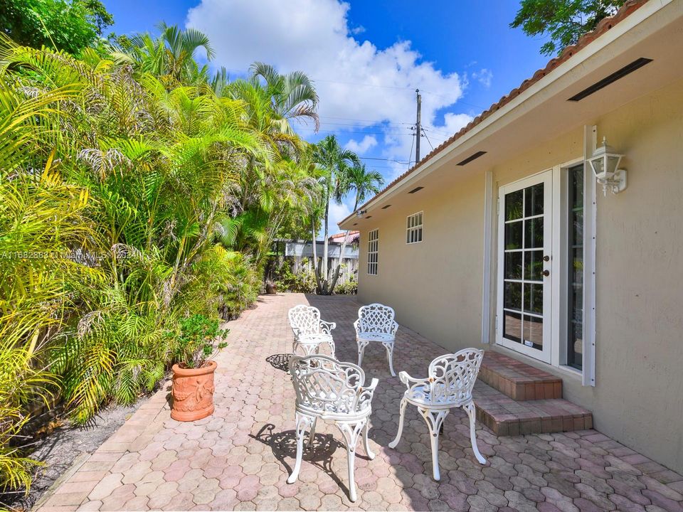 En Venta: $925,000 (3 camas, 2 baños, 1763 Pies cuadrados)