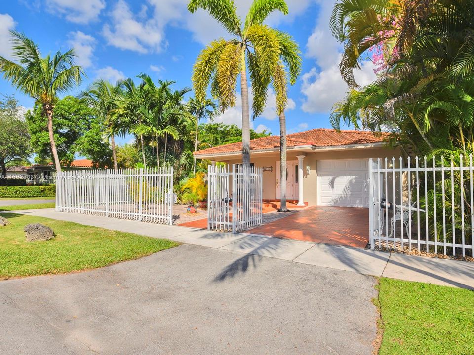 For Sale: $925,000 (3 beds, 2 baths, 1763 Square Feet)