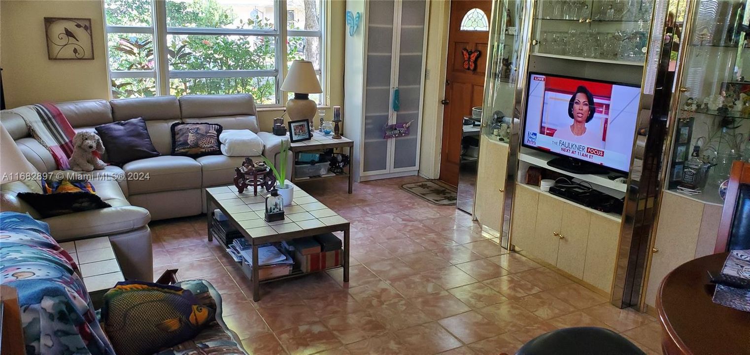 En Venta: $1,250,000 (6 camas, 5 baños, 2643 Pies cuadrados)