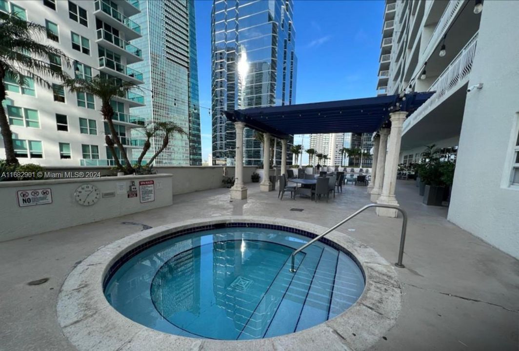 For Sale: $565,000 (1 beds, 1 baths, 825 Square Feet)