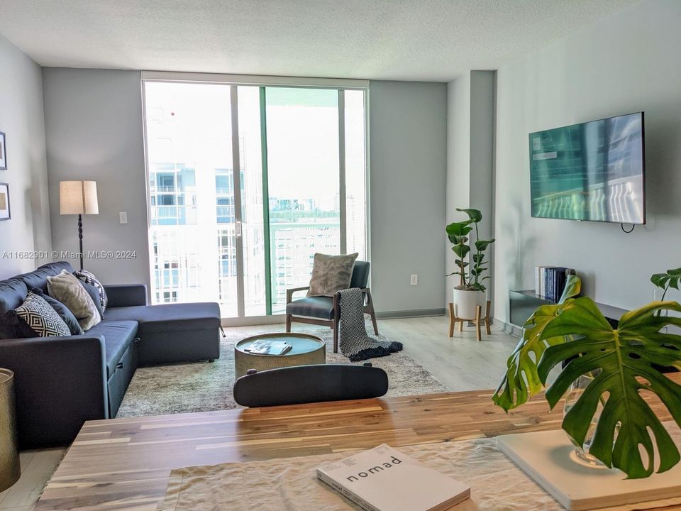 For Sale: $565,000 (1 beds, 1 baths, 825 Square Feet)