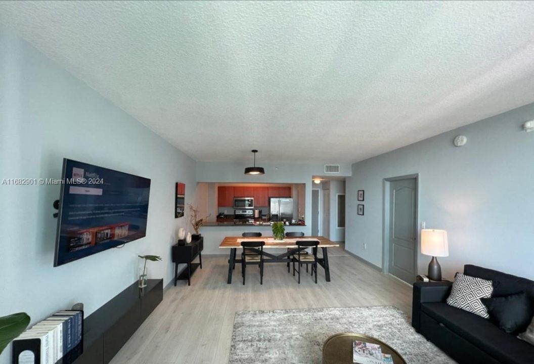 For Sale: $565,000 (1 beds, 1 baths, 825 Square Feet)